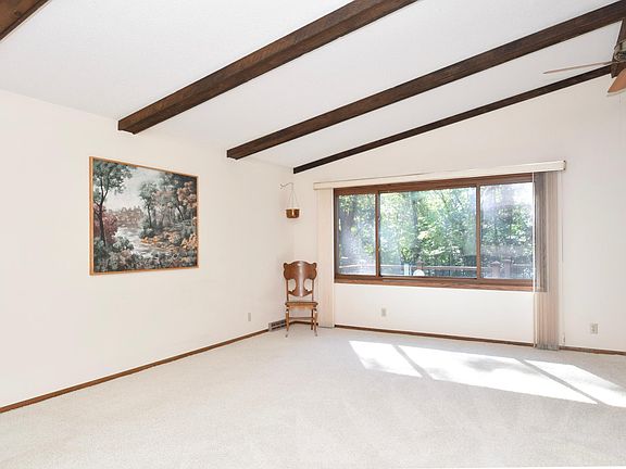 5th image of 824 Benton St