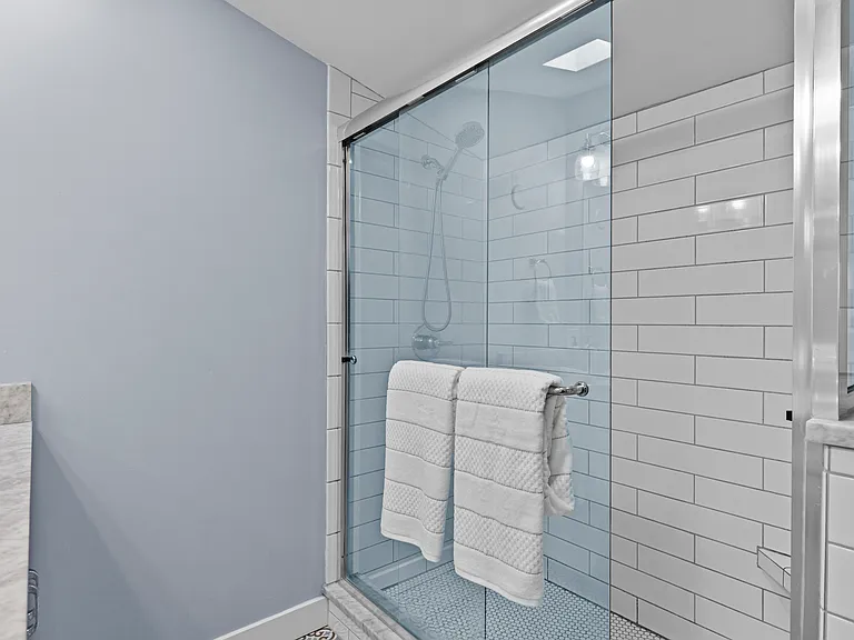 209 Myra St — Photo 33