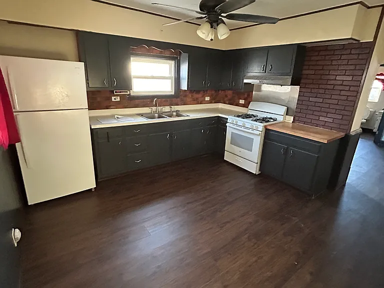 219 Douglas Ave — Photo 8