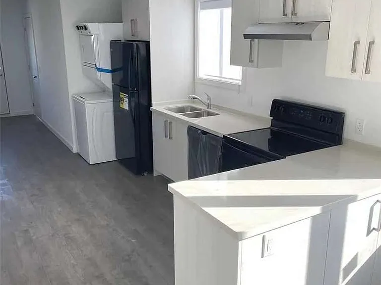 414 Alberta St — Photo 3