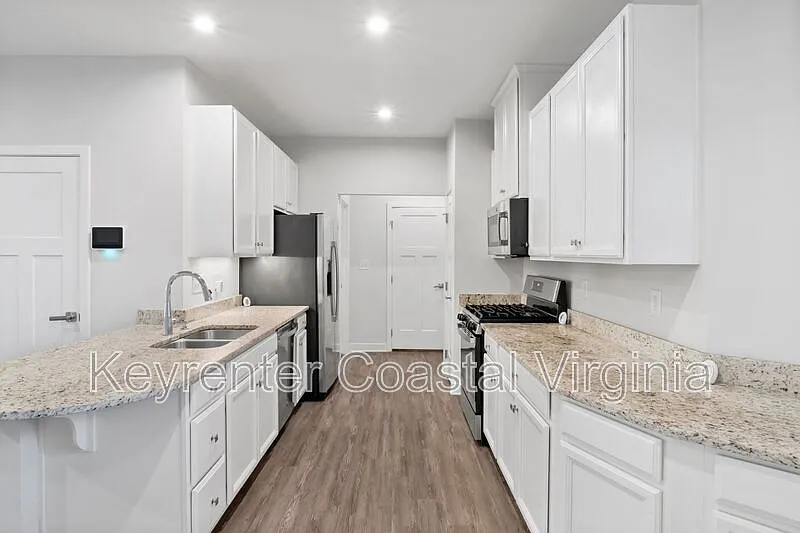 3 bed, 2.5 bath, 1800 sqft, $2,600 — Photo 3