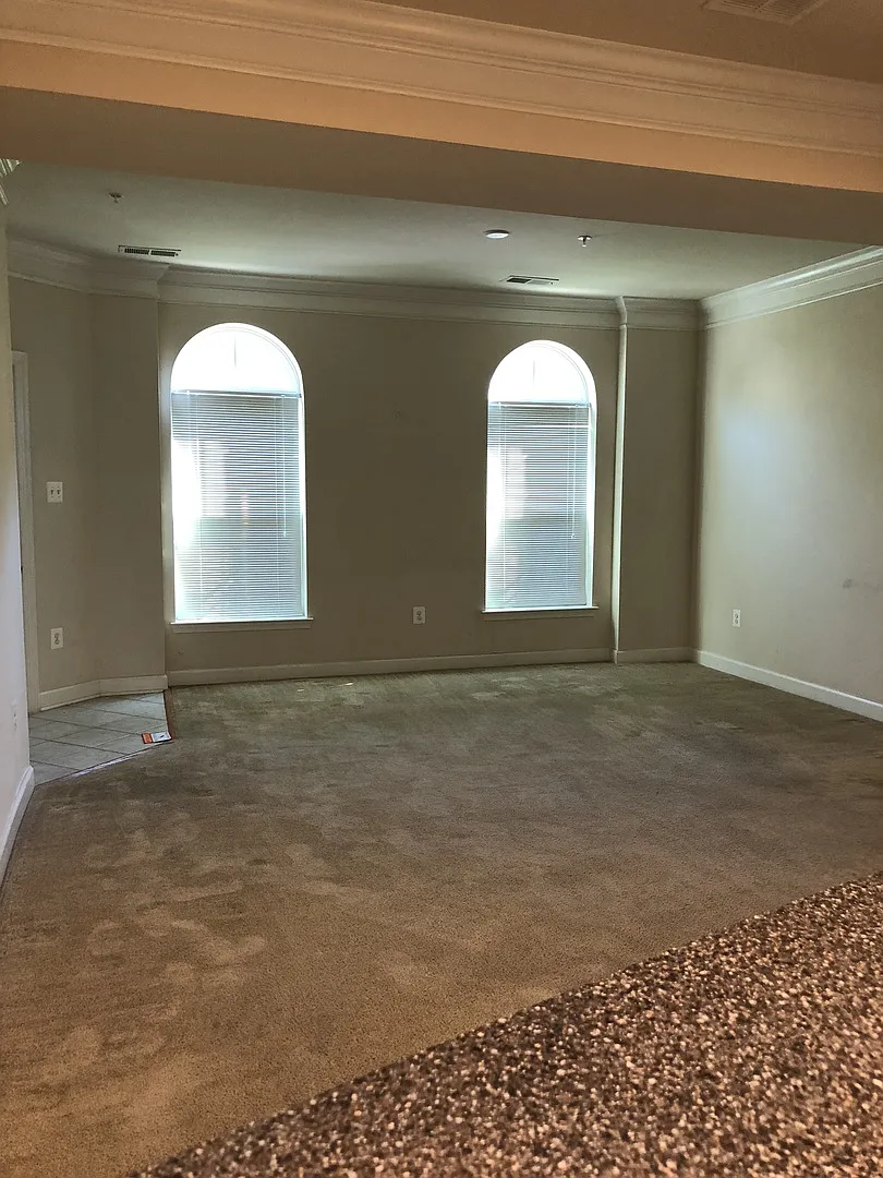 2 Level Townhouse/condo with one car garage in the Watkins Mill Town Center — Photo 3