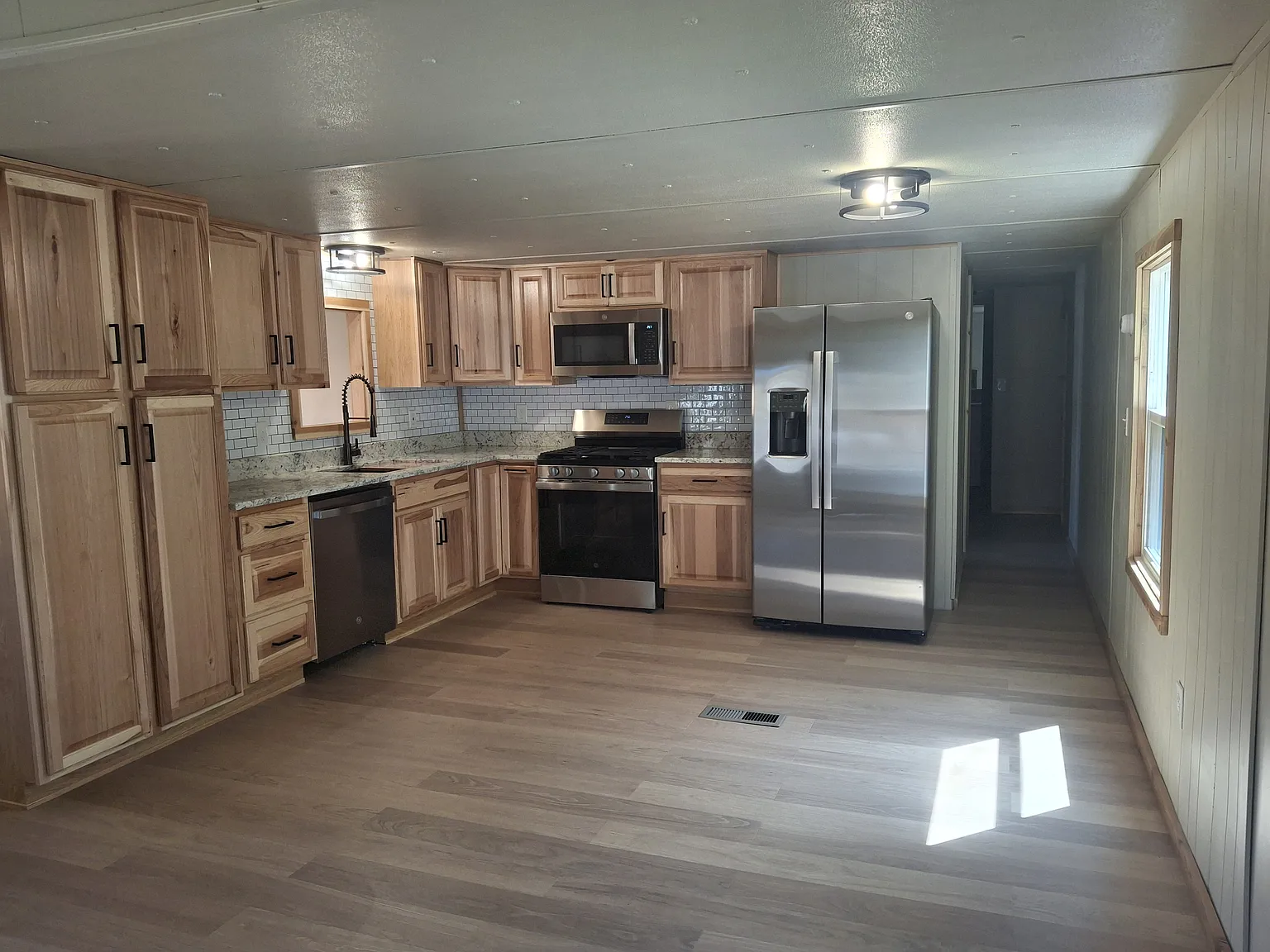 3 bed, 980 sqft, $2,050 — Photo 2
