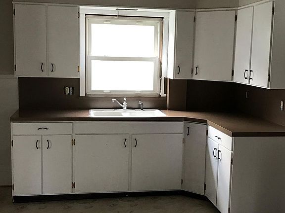 3rd image of 471 E Bishop St
