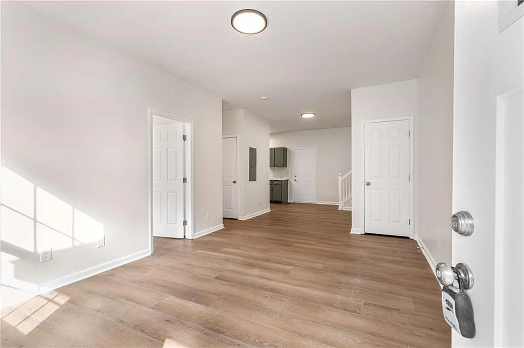 4 bed, 3.0 bath, 2760 sqft, $3,100 — Photo 4