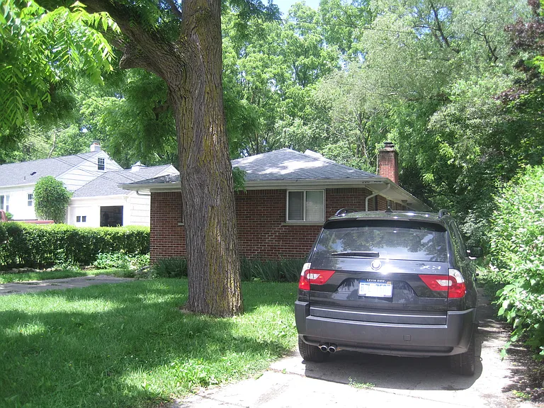 2010 Dexter Ave — Photo 2