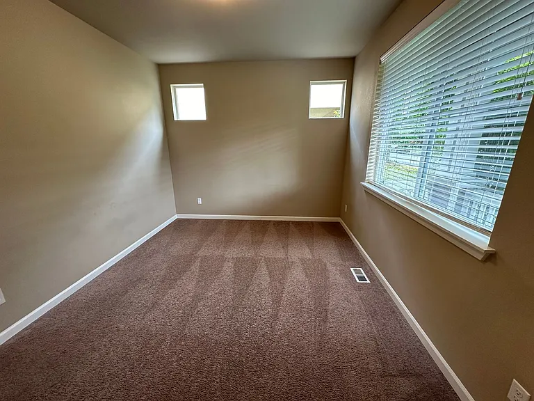1415 Grindstone Dr SE — Photo 2
