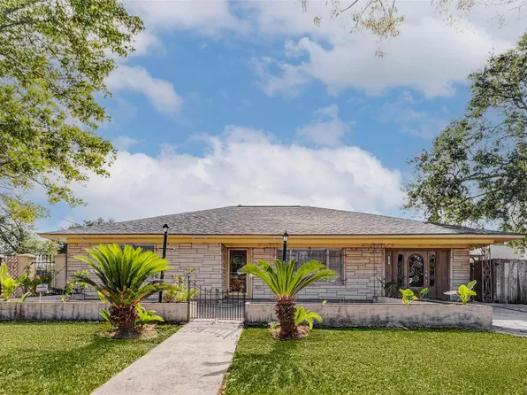 101 Live Oak St, Baytown, TX 77520