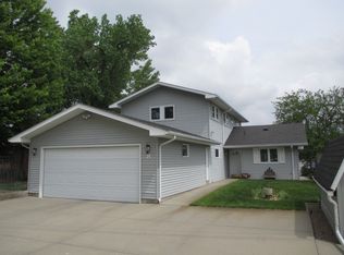 8 S Shore Dr, Columbus, NE 68601