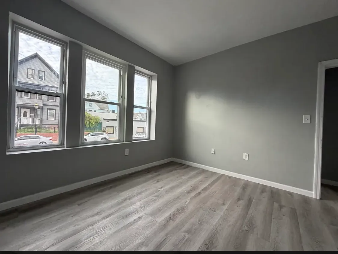 4 bed, 1200 sqft, $1,980 — Photo 2