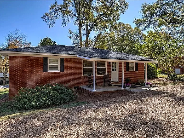 195 Floral Dr — Photo 2