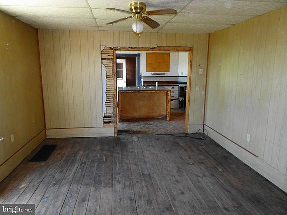 4th image of 412 N Logan Blvd