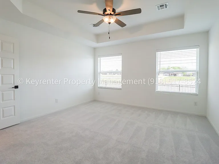 2908 S Redwood Ave — Photo 23