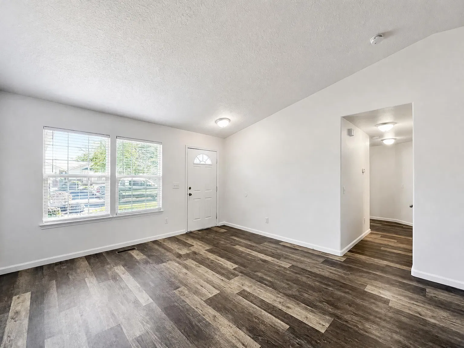 3 bed, 1403 sqft, $2,425 — Photo 4