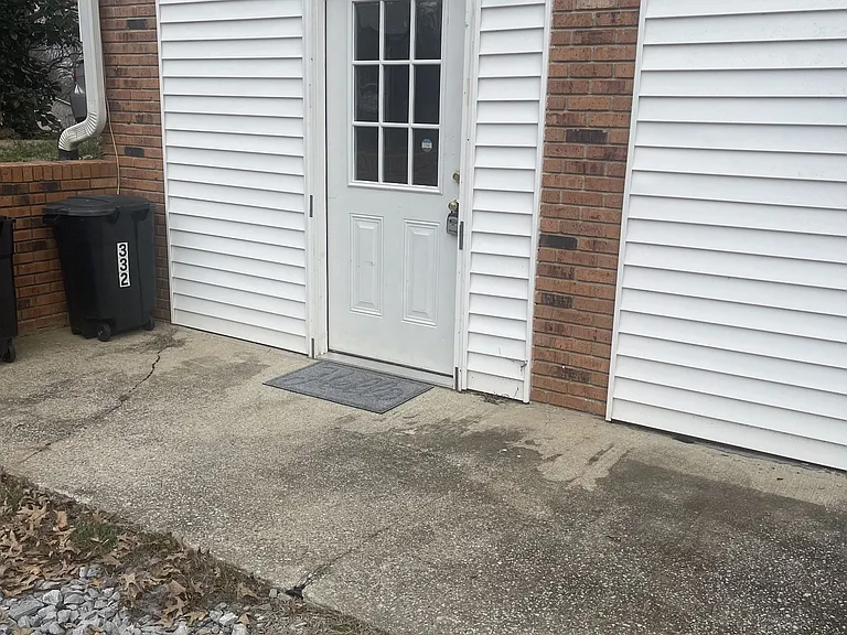 340 Grace Ave — Photo 2