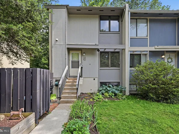 2242 Cartwright Pl, Reston, VA 20191