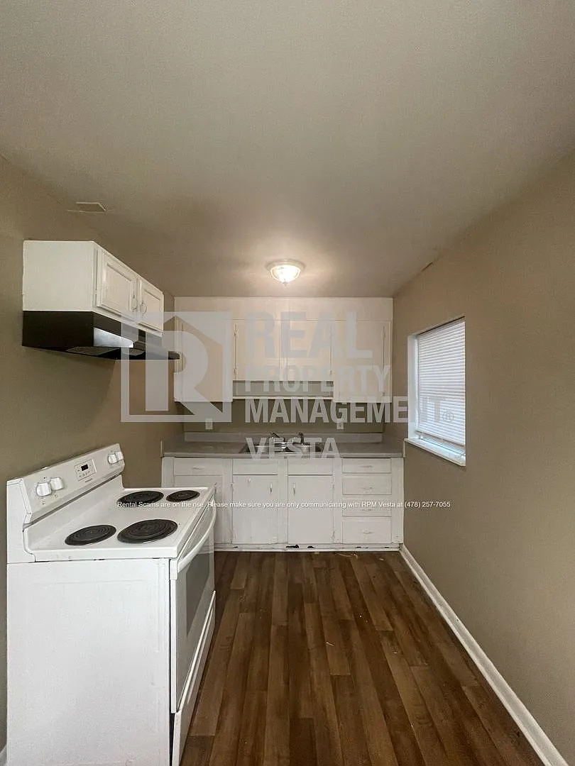 4 bed, 1.0 bath, 864 sqft, $950 — Photo 4