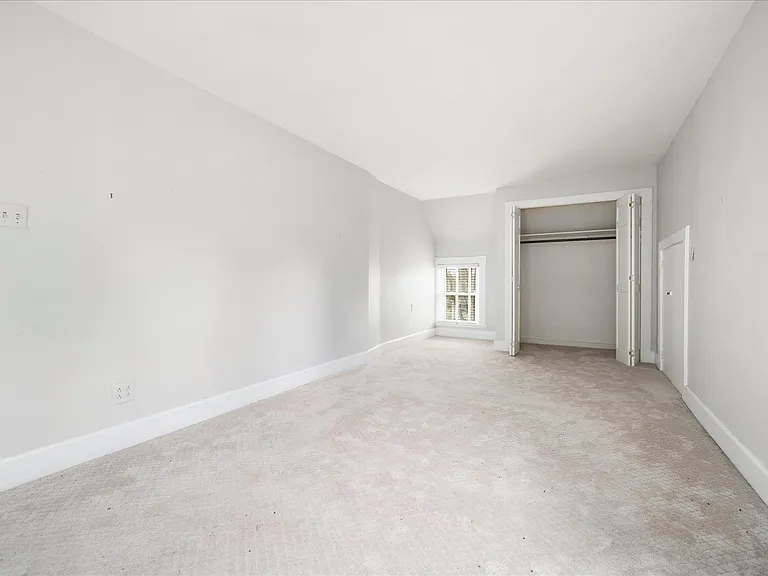 139 College St — Photo 43