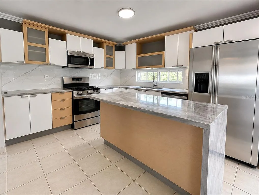 4 bed, 4.0 bath, 2900 sqft, $4,000 — Photo 2