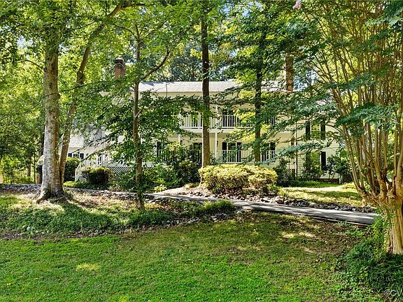 4th image of 2806 Saint Regis Dr