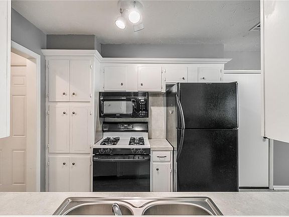 3rd image of 612 Leslie Dr