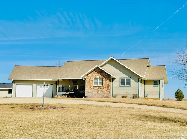 1811 Overview Dr, Clay Center, KS 67432