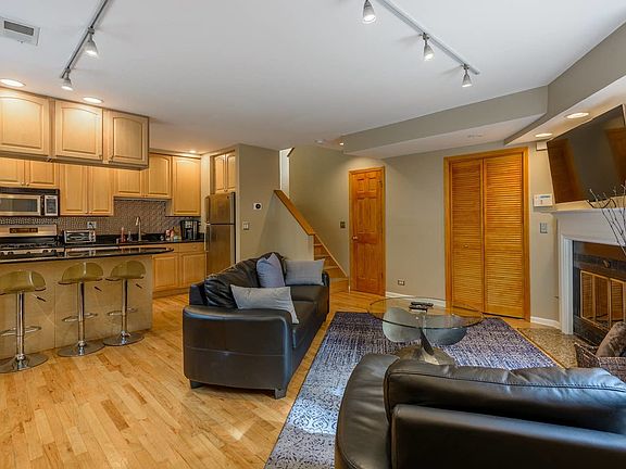 5th image of 832 W Barry Ave #1