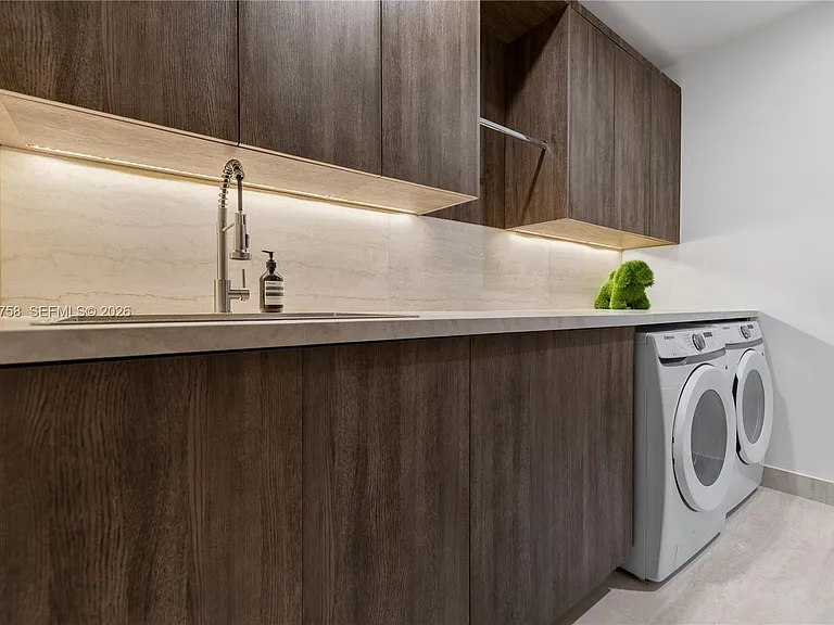 700 NE 24th St #Penthouse 5902 — Photo 37