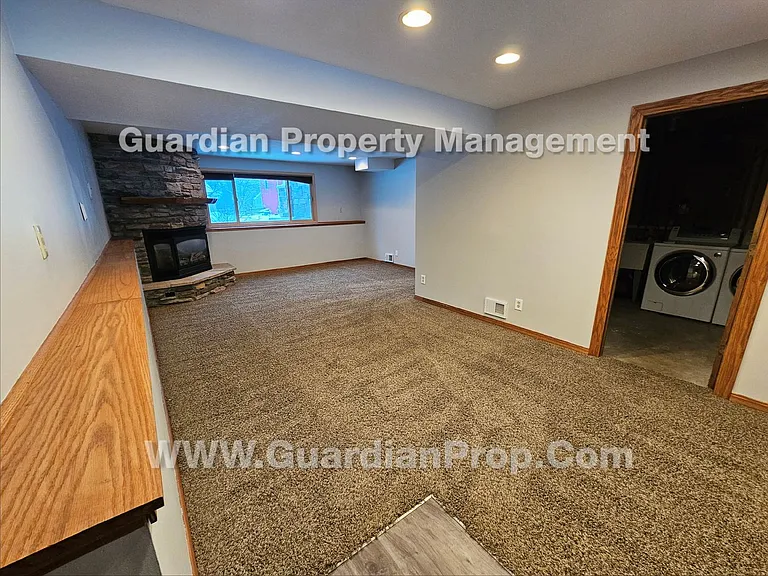 3335 Urbandale Ln N — Photo 14