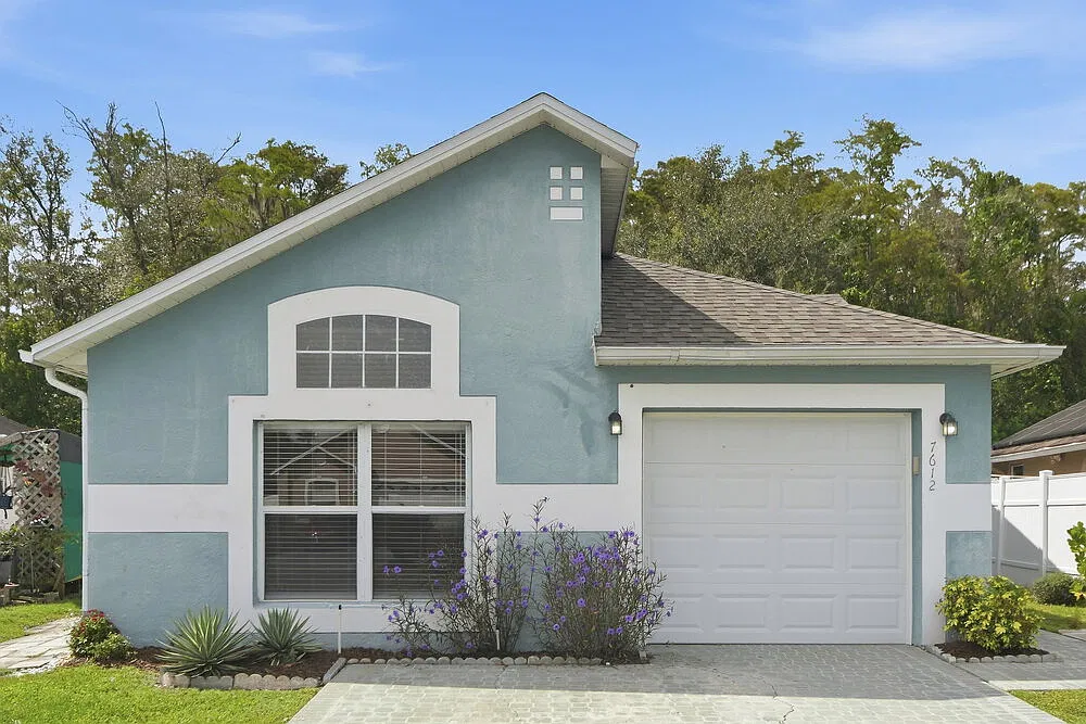 3 bed, 2.0 bath, 1208 sqft, $2,130 — Photo 1