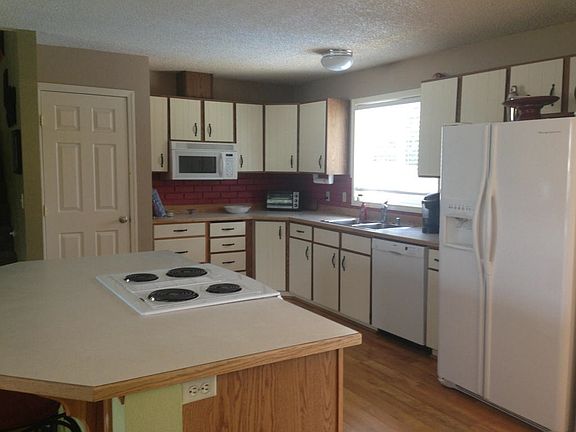 5th image of 801 N Jennifer Ln
