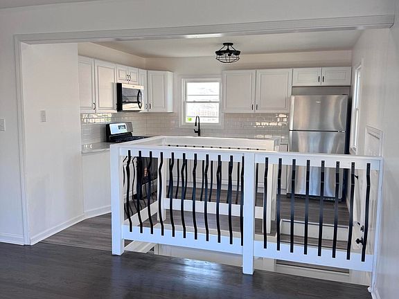 4th image of 3944 Grover Ave