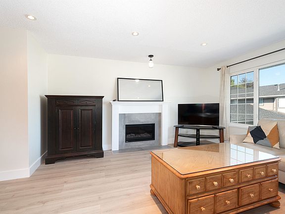 4th image of 1140 Castle Cres #138