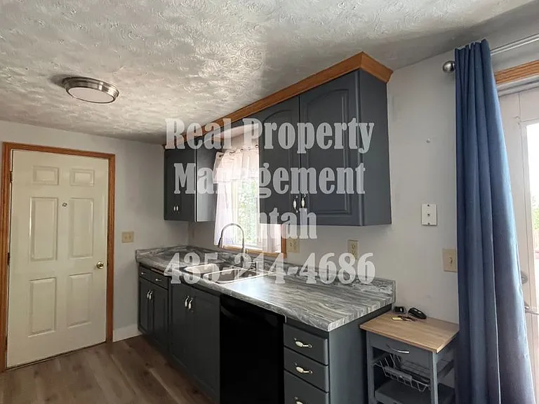 456 S 3130 W — Photo 4
