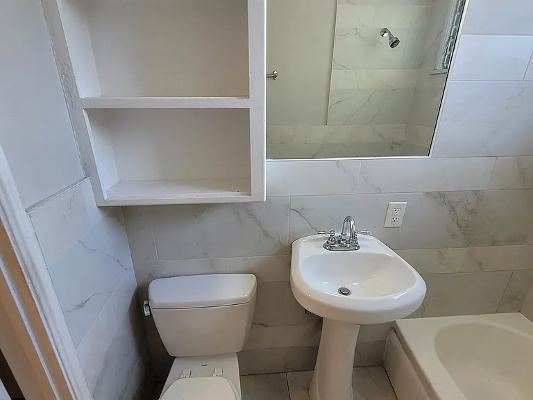 Oakhurst Apartments — Photo 24