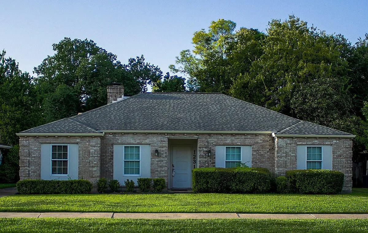 3 bed, 2.0 bath, 1828 sqft, $2,300 — Photo 1