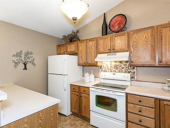 3rd image of 520 Deerfield Cir