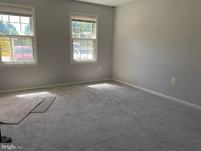 4 Chantilly Ct — Photo 28