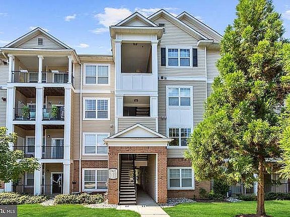 3rd image of 19607 Galway Bay Cir APT 303