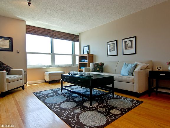 4th image of 720 W Gordon Ter APT 18N