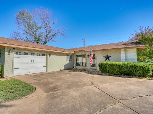 202 Firestone Drive, Meadowlakes, TX 78654