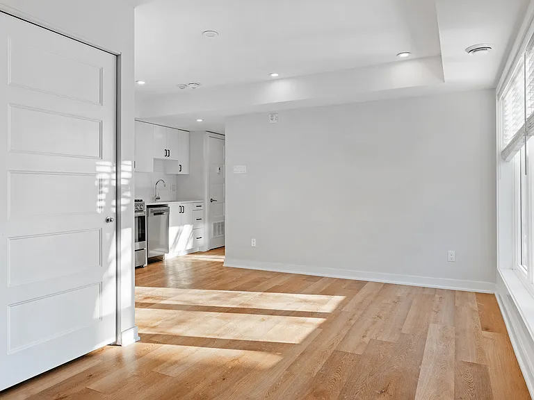 689 Churchill Ave N #204 — Photo 9