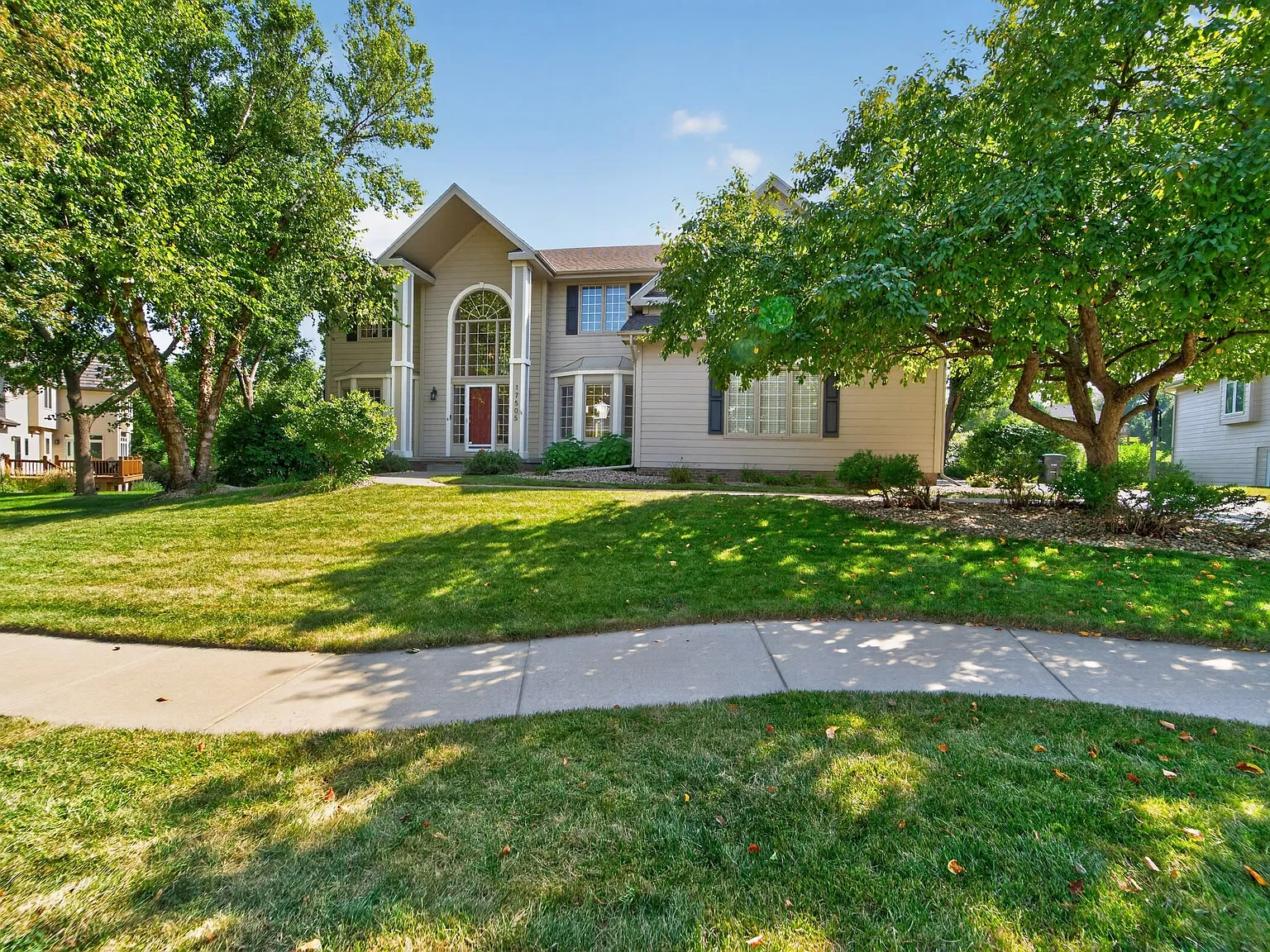 4 bed, 4258 sqft, $4,300 — Photo 2