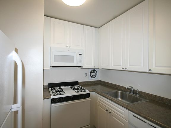 4th image of 7 Monroe Blvd #5L