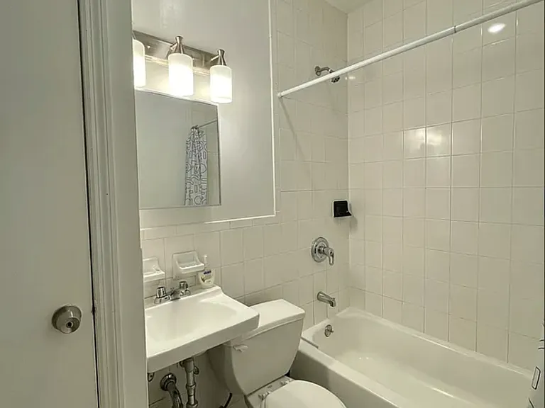 201 W 95th St #201 — Photo 3