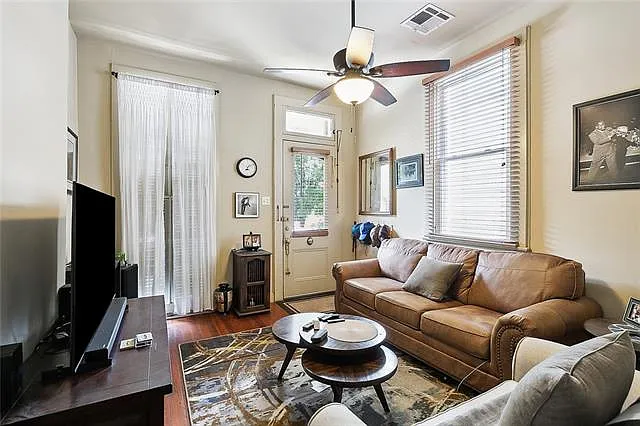 1104 Jena St — Photo 2