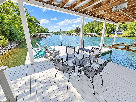 3rd image of 108 Pebble Brook Ln