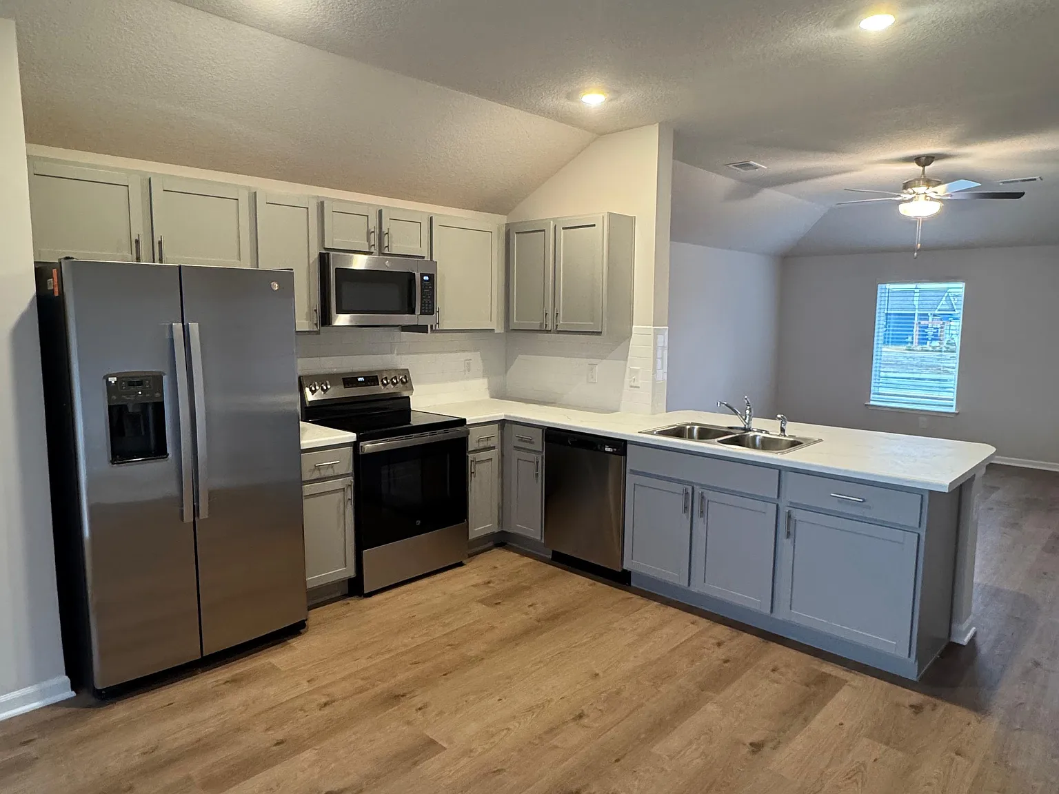 3 bed, 1355 sqft, $2,345 — Photo 4
