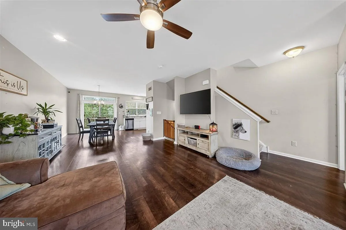 4 bed, 1975 sqft, $2,695 — Photo 4