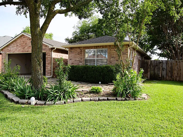 147 Southlake Dr — Photo 1
